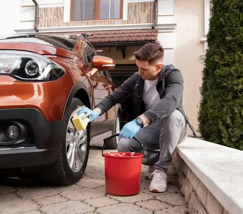 Lavage auto à domicile Pomas : professionnel intervenant sur un véhicule